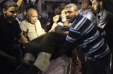 فلسطينيون ينقلون رجلا مصابا الى مستشفى في غزة في اعقاب هجوم اسرائيلي بقذائف الدبابات يوم السبت فلسطينيون ينقلون رجلا مصابا الى مستشفى في غزة في اعقاب هجوم اسرائيلي بقذائف الدبابات يوم السبت