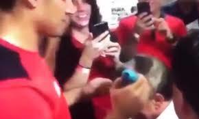 فيديو.. نافاس يحلق شعر مدربه احتفالا بالمونديال فيديو.. نافاس يحلق شعر مدربه احتفالا بالمونديال
