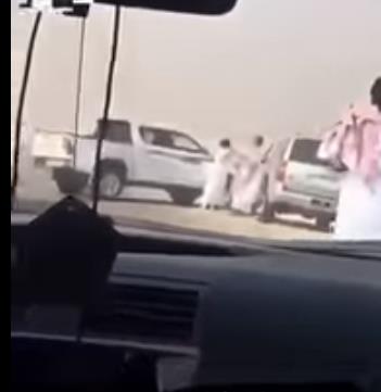 القبض على 3 مواطنين اعتدوا على آخر اعترض على إغلاقهم طريقا عاما لعبور إبلهم القبض على 3 مواطنين اعتدوا على آخر اعترض على إغلاقهم طريقا عاما لعبور إبلهم