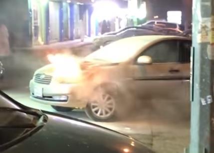 بالفيديو: اندلاع حريق في سيارة بالرياض.. وسرعة تصرف شاب تمنع التهام النيران لها بالفيديو: اندلاع حريق في سيارة بالرياض.. وسرعة تصرف شاب تمنع التهام النيران لها