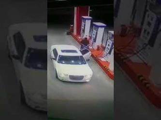 بالفيديو.. جناة يشتركون في اختطاف عامل محطة بعد تهديده بـ"ساطور" بالفيديو.. جناة يشتركون في اختطاف عامل محطة بعد تهديده بـ"ساطور"