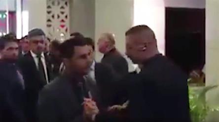بالفيديو.. عراك بالأيدي بين حرس الرئيس العراقي وحماية المالكي بالفيديو.. عراك بالأيدي بين حرس الرئيس العراقي وحماية المالكي