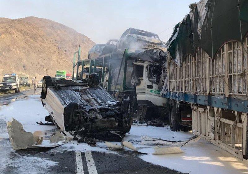 تفحم جثتي سائقي شاحنتين بعد حادث مروع شمال مكة (صورة) تفحم جثتي سائقي شاحنتين بعد حادث مروع شمال مكة (صورة)